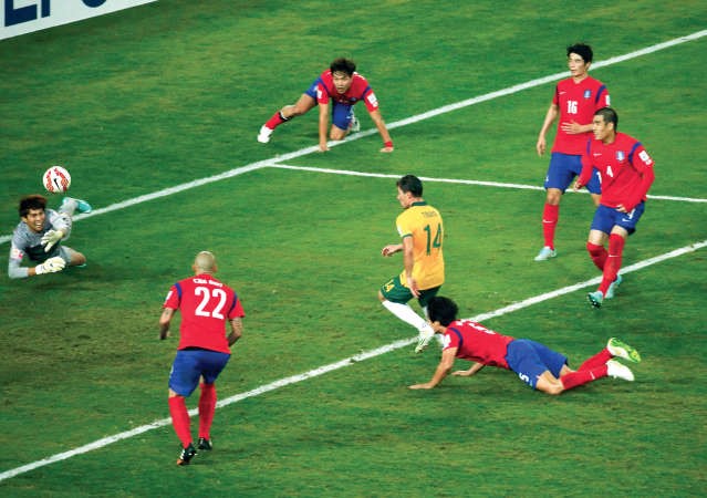الاسترالي جيمس ترويزي لحظة تسجيله الهدف التاريخي لمنتخب بلاده