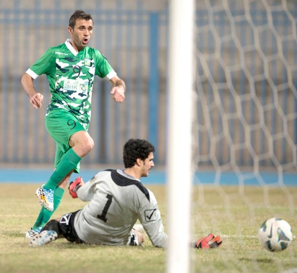 كرة لاعب العربي احمد هايل في طريقها لهز شباك التضامن الازرقكوم
