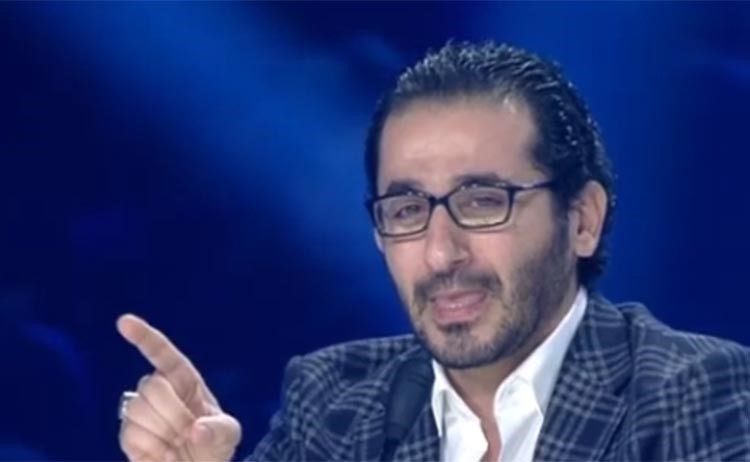 بالفيديو.. أحمد حلمي يجهش بالبكاء مباشرة على الهواء 