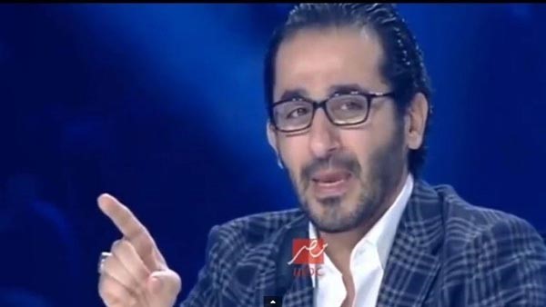 بالفيديو.. مذيع mbc ردًا على بكاء "أحمد حلمي": "أنا بتقطع من جوايا"