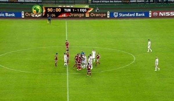 فيديو.. لاعبو تونس ينفجرون غضباً في أرض الملعب بسبب الظلم التحكيمي