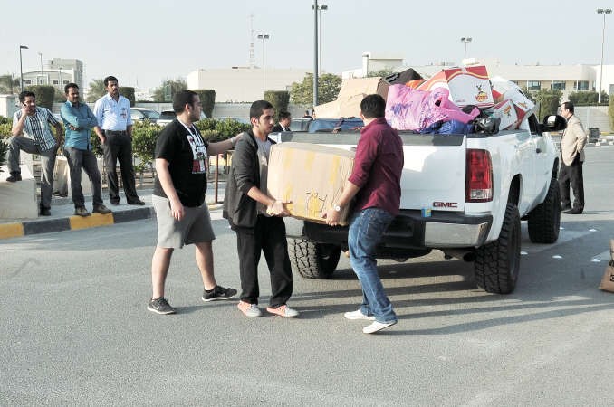 تبرعات يقوم الطلبة بحملها الى مقر الحملة ﻿