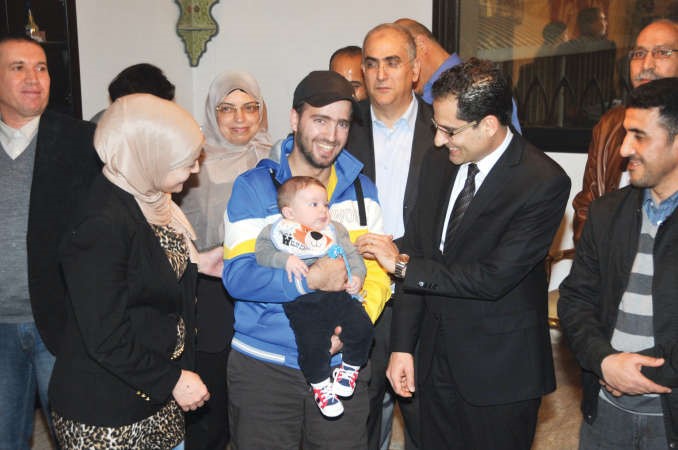  ومداعبا طفلا صغيرا على هامش الحفل 	محمد هاشم﻿