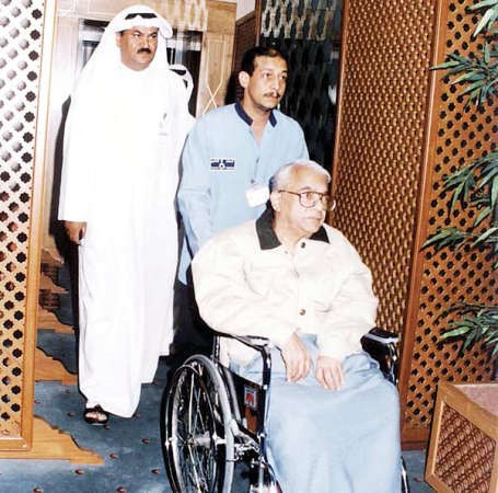 واثناء عودته من رحلة علاجه قبل وفاته﻿