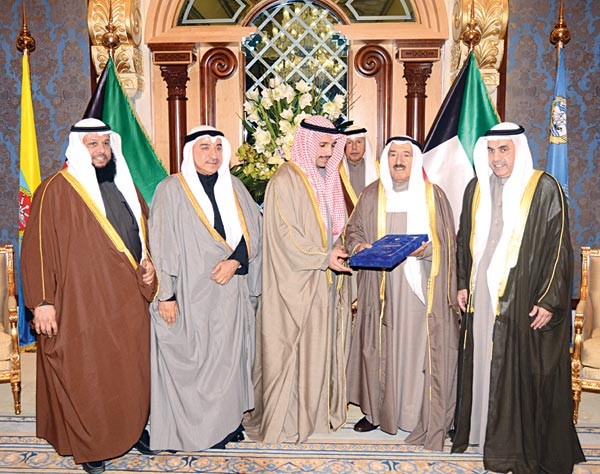 صاحب السمو الامير الشيخ صباح الاحمد يتسلم تقرير لجنة الجواب على الخطاب الاميري من رئيس مجلس الامة مرزوق الغانم واعضاء اللجنة