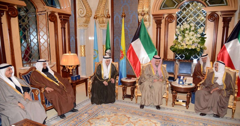 صاحب السمو الامير الشيخ صباح الاحمد اثناء استقباله رئيس مجلس الامة مرزوق الغانم ورئيس لجنة الرد على الخطاب الاميري النائب دعبدالله الطريجي وعضوي اللجنة النائبين دعبدالحميد دشتي وحمود الحمدان ﻿