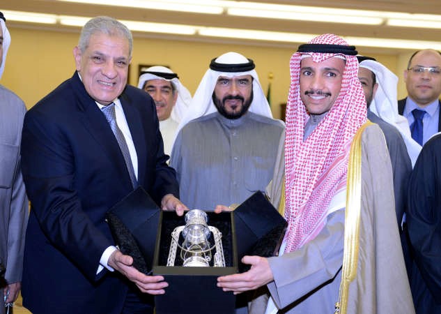 تبادل الهدايا التذكارية بين الغانم ومحلب﻿