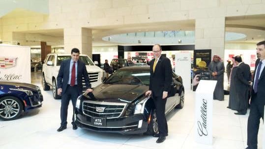 السفير الاميركي دوغلاس سيليمان و فريد عنبتاوي عقب الكشف عن السيارة