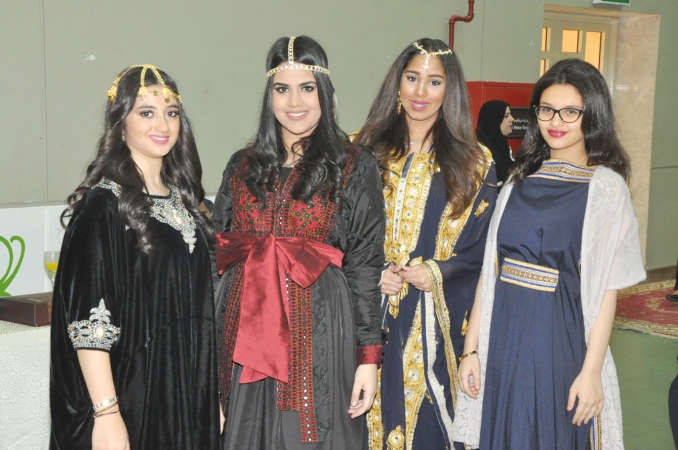 عدد من الطالبات يشاركن في الحملة﻿