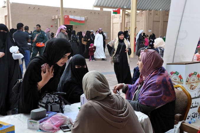 عضوات كان يقدمن التوعية لرواد قرية صباح الاحمد﻿