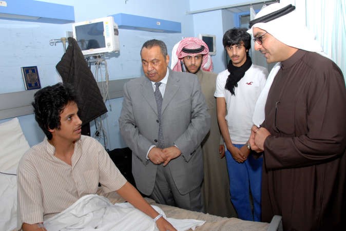 الشيخ احمد المشعل ودخالد السهلاوي خلال تفقد احد المرضى بمستشفى العدان