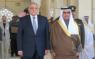 سمو رئيس الوزراء الشيخ جابر المبارك ورئيس وزراء مصر مابراهيم محلب اثناء مراسم الاستقبال