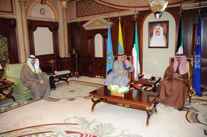  سمو ولي العهد الشيخ نواف الاحمد مستقبلا الشيخ خالد الجراح والشيخ محمد العبدالله 