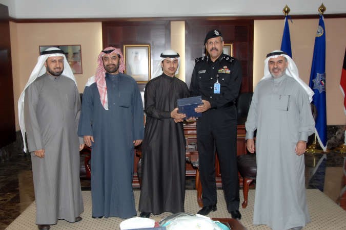 الشيخ فيصل النواف خلال استقباله اسرة الراحل العميد ركن دصباح الغيص