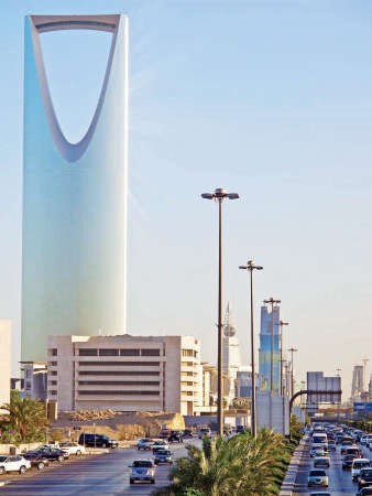 على الرغم من انخفاض اسعار النفط فان السعودية طمانت المستهلكين واسواق المال في المملكة بان الحكومة لن تقلص الانفاقارشيف﻿