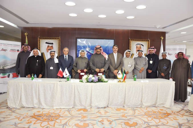 الشيخ طلال الخالد وقيادات الشركتين عقب توقيع العقود