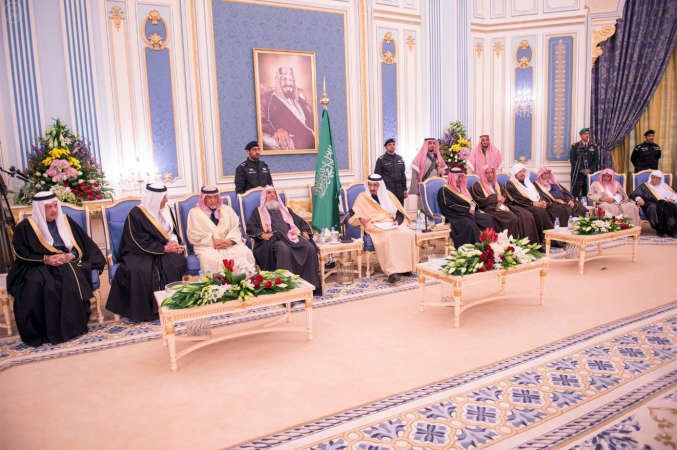 خادم الحرمين الشريفين الملك سلمان بن عبدالعزيز خلال اداء الوزراء وامراء المناطق القسم بقصر اليمامة في الرياض امس 							واس﻿