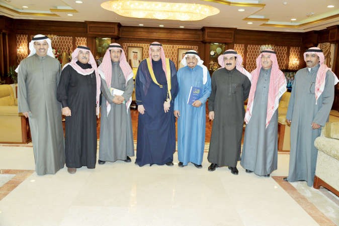 الشيخ فيصل الحمود مستقبلا دحمود فليطح واللواء عبدالله العلولا والعميد محمد بنونه الشريف والشاعر صالح المزروع