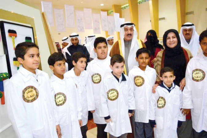 محافظ الجهراء فهد الامير مع عدد من الطلبة والمشاركين في معرض دافنشي الجهراء للموهوبين 