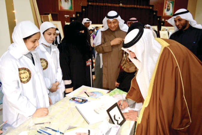 فهد الامير يطلع على ابداعات الطلبة