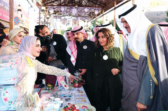 الشيخ سلمان الحمود متفقدا بعض المعروضات في المهرجان﻿