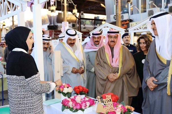 جانب من جولة الشيخ سلمان الحمود في المهرجان﻿
