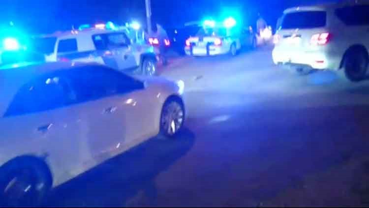 بالصور.. شابان في السعودية يختطفان امرأة من سيارة زوجها وفتاة ثانية ولفها بقماش ووضعها بصندوق السيارة