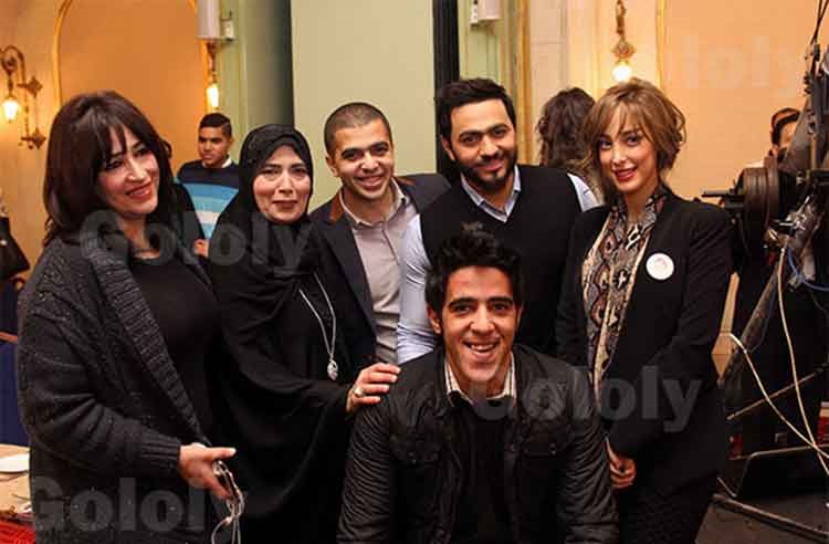 بالصور.. لأول مرة.. تامر حسني يظهر في حفل مع زوجته ووالديه