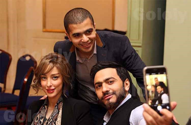بالصور.. لأول مرة.. تامر حسني يظهر في حفل مع زوجته ووالديه