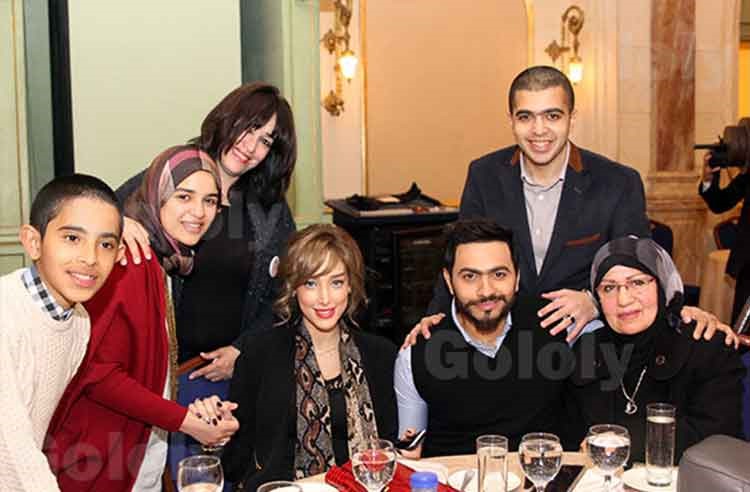 بالصور.. لأول مرة.. تامر حسني يظهر في حفل مع زوجته ووالديه