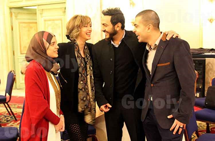 بالصور.. لأول مرة.. تامر حسني يظهر في حفل مع زوجته ووالديه