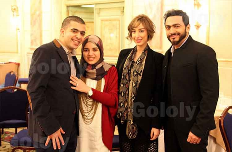 بالصور.. لأول مرة.. تامر حسني يظهر في حفل مع زوجته ووالديه