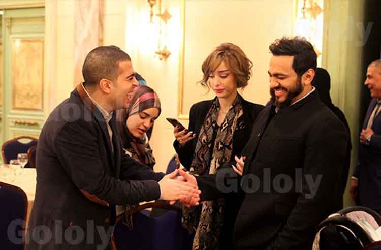 بالصور.. لأول مرة.. تامر حسني يظهر في حفل مع زوجته ووالديه