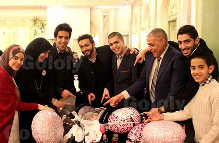 بالصور.. لأول مرة.. تامر حسني يظهر في حفل مع زوجته ووالديه
