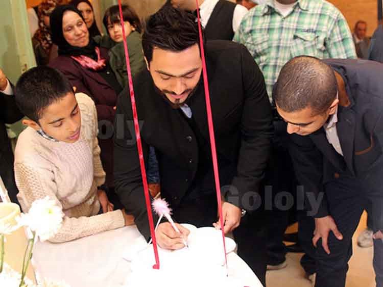 بالصور.. لأول مرة.. تامر حسني يظهر في حفل مع زوجته ووالديه