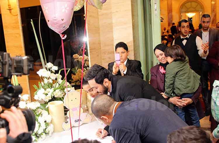 بالصور.. لأول مرة.. تامر حسني يظهر في حفل مع زوجته ووالديه