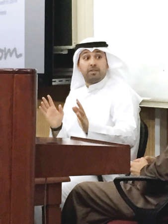 جعفر محمد متحدثا خلال الندوة ﻿