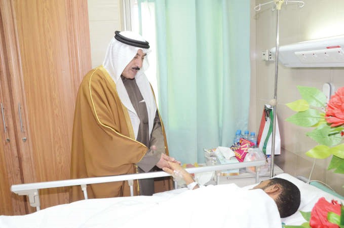 محافظ الجهراء مطمئنا على صحة مصاب اخر