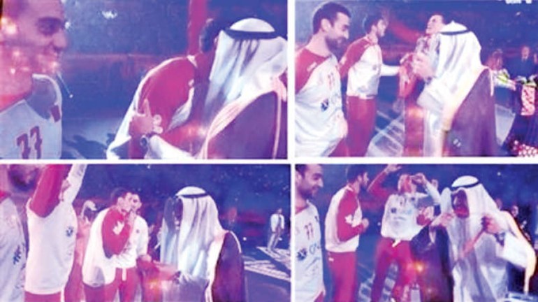 صورة مركبة للشيخ احمد الفهد خلال تقليده الميداليات للاعبي قطر
