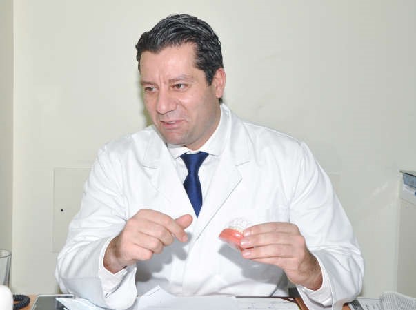 د.محمد دياب لـ «الأنباء»: ابتسامة هوليوود أحدث عملية تجميل للأسنان.. وتتم بتلبيس السن بقشرة الفينيرزأو اللومينيرز