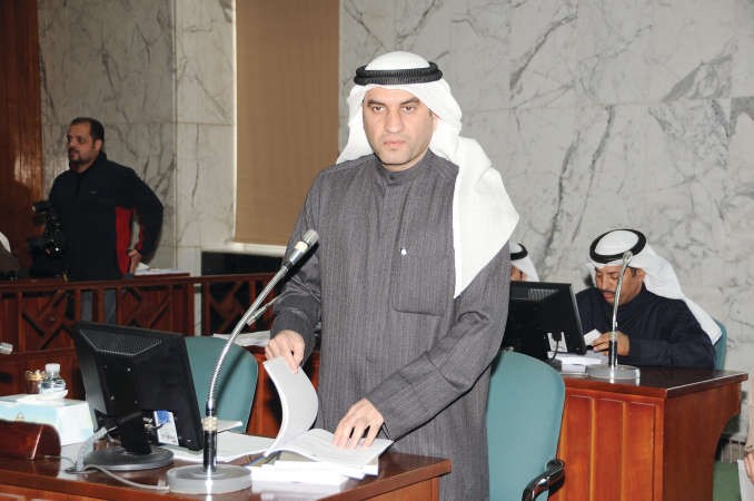عبدالله الكندري متحدثا 