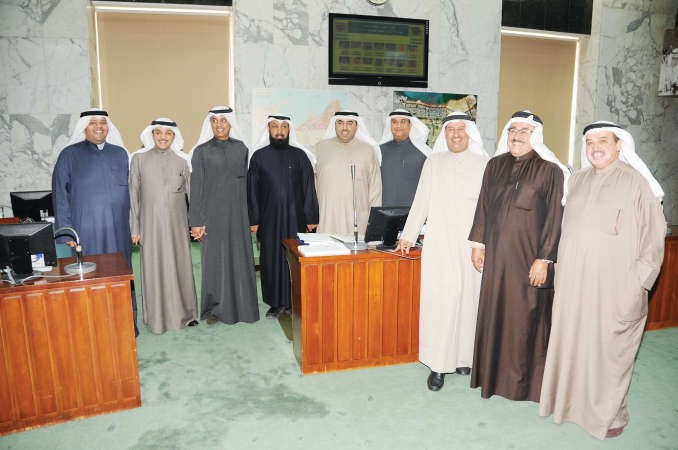 مهلهل الخالد متوسطا نايف السور وفهد الصانع ومانع العجمي واسامة العتيبي ومشعل الجويسري وعادل الميع واحمد الفضالة ويوسف الصقعبي 