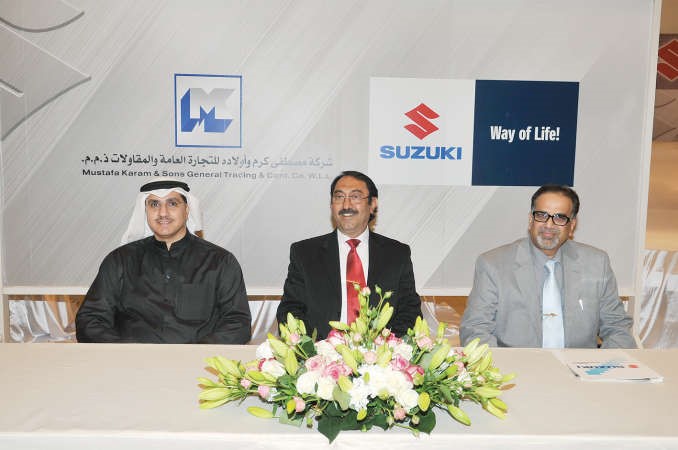 حسن رمضان متوسطا مدير قسم المبيعات والاستيراد سيفي حكيم الدين ومدير التاجير عبداللطيف العبدالله 