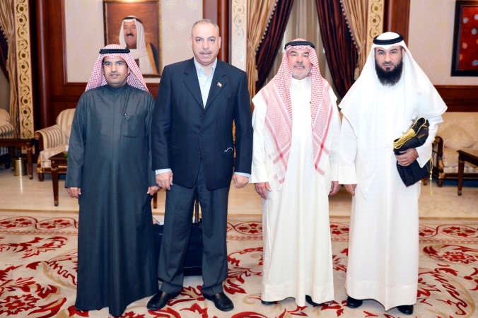 صالح عاشور وفيصل الشايع وسيف العازمي والامين العام علام الكندري اثناء مغادرتهم الى السودان