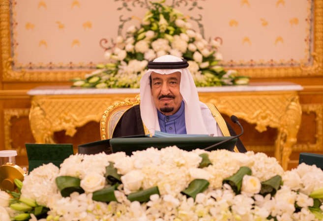 خادم الحرمين الشريفين الملك سلمان بن عبدالعزيز مترئسااولى جلسات مجلس الوزراء في الرياض امسواس 