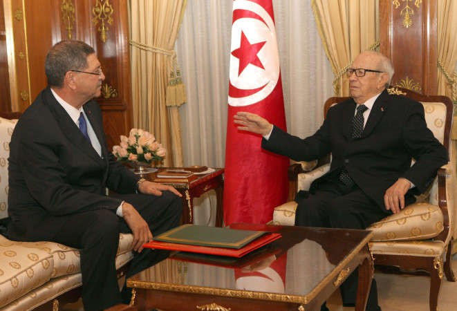 رئيس الوزراء التونسي المكلف الجبيب الصيدخلال تقديمه التشكيلة الجديدة لحكومته الى الرئيس قائد السبسي امسافپ
