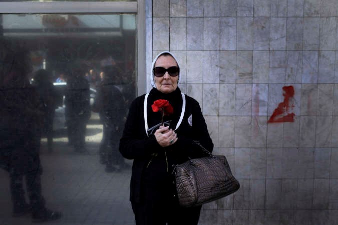 سيدة مصريةيبدو عليها الحزن خلال مشاركتها في مسيرة احتجاجا على مقتل الناشطة شيماء الصباغبالقاهرة امساپ 