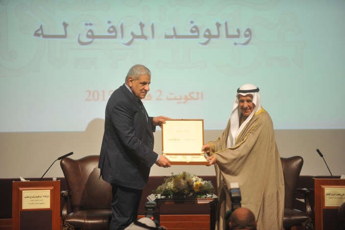درع تذكارية من رئيس الغرفة الى رئيس الوزراء المصري 