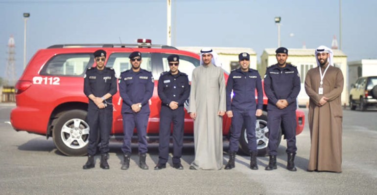 ايمن المطيري والرائد ماجد العتيبي يتوسطان فريق حملة سلامتك تهمنا﻿