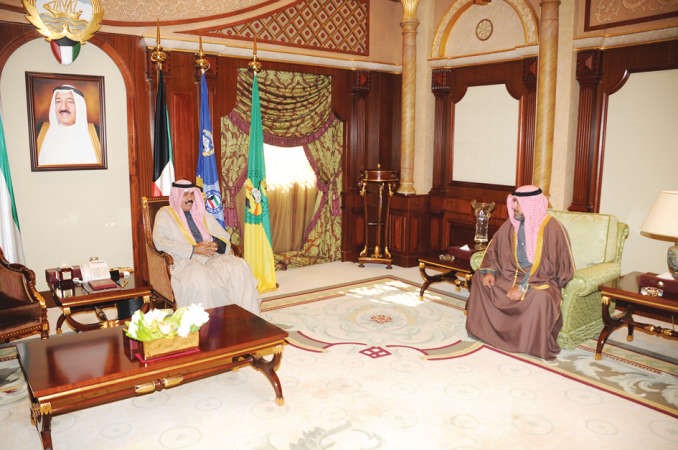 سمو ولي العهد الشيخ نواف الاحمد مستقبلا الشيخ ثامر العلي﻿